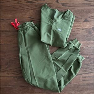 Dark olive figs scrub set size small - like new